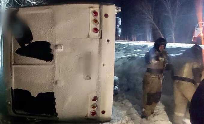 В Курганской области опрокинулся автобус с пассажирами